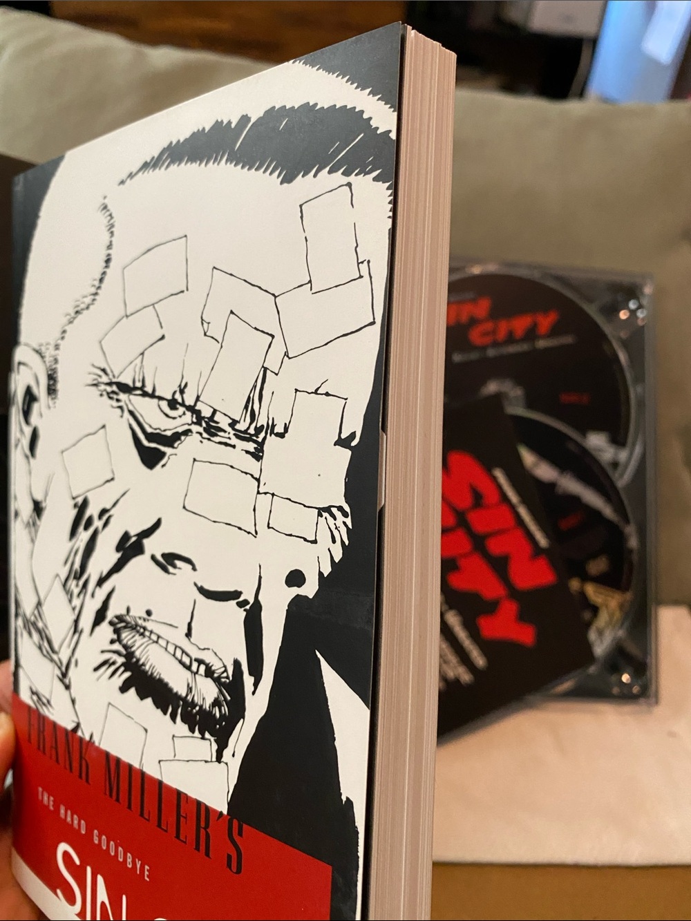 Frank Miller's Sin City Recut Extended Unrated DVD Set - Black & Red - Picture 5 of 5